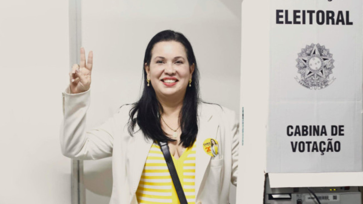 Christiane Leitão na cabine de votação durante as eleições da OAB-CE, exercendo seu voto como candidata à presidência pela chapa "Pela OAB, por você