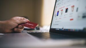 Tela de computador exibindo uma página de compra online, serviço sofre com fraudes na Black Friday.