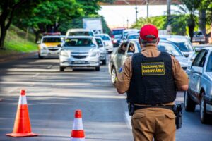 Imagens de uma blitz para fiscalização de veiculos.