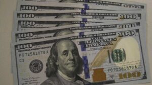 Dólar fecha em queda de 0,25%, Euro sobe 0,56% e Bitcoin encerra o dia cotado a R$ 597 mil no mercado financeiro desta terça-feira.
