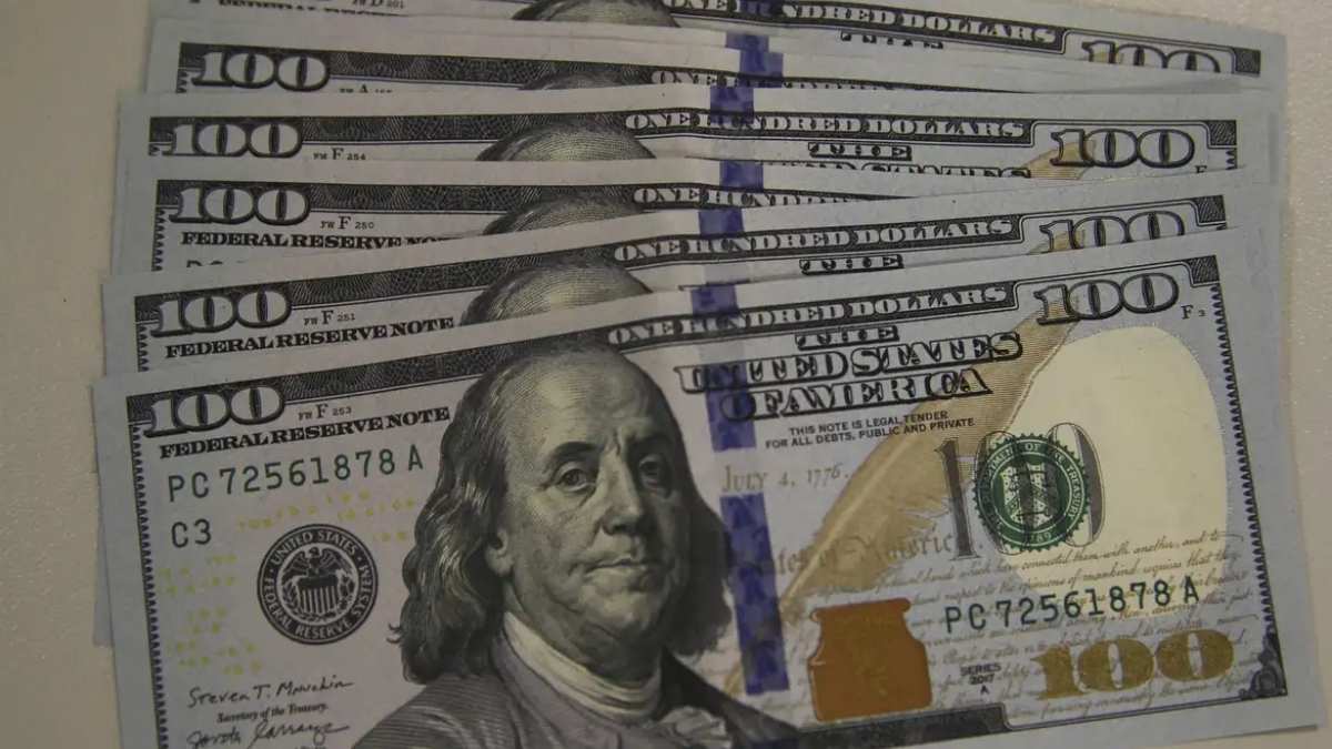 Dólar fecha em queda de 0,25%, Euro sobe 0,56% e Bitcoin encerra o dia cotado a R$ 597 mil no mercado financeiro desta terça-feira.