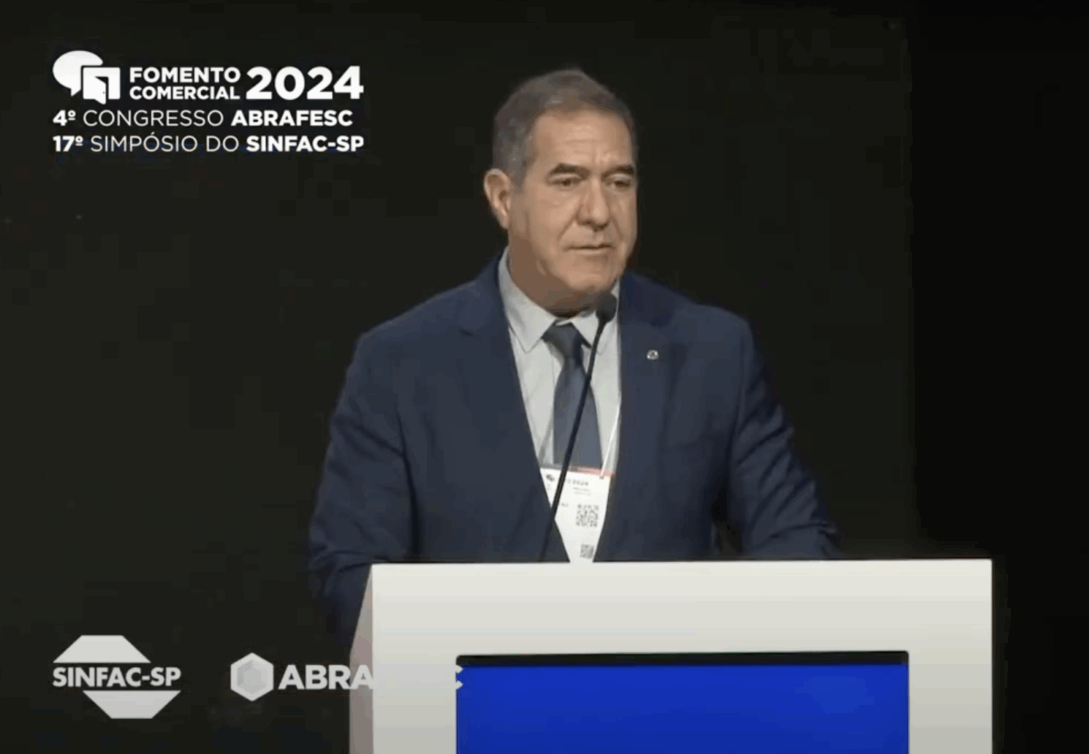 Imagem do deputado Luiz Gastão participando do 17º Simpósio do SINFAC-SP e 4º Congresso da ABRAFESC, em São Paulo.