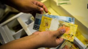 Inflação do Brasil desacelerou em janeiro, com alta de 0,16%. Queda na energia elétrica ajudou a reduzir o índice, mas alimentos subiram.