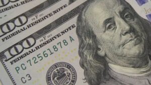 O mercado financeiro desta segunda-feira (17) registrou oscilações, com o dólar em alta de 0,29%, o euro avançando 0,13% e o bitcoin em queda.