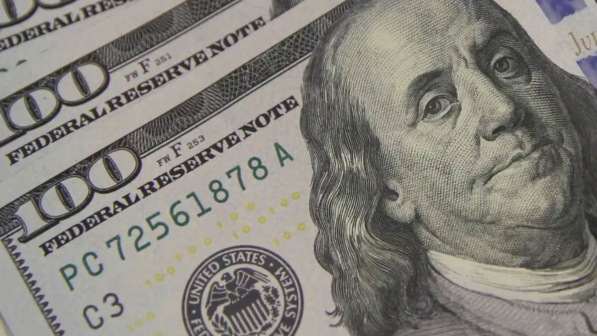 O mercado financeiro desta segunda-feira (17) registrou oscilações, com o dólar em alta de 0,29%, o euro avançando 0,13% e o bitcoin em queda.