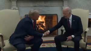 Donald Trump e Joe Biden no Salão Oval da Casa Branca.