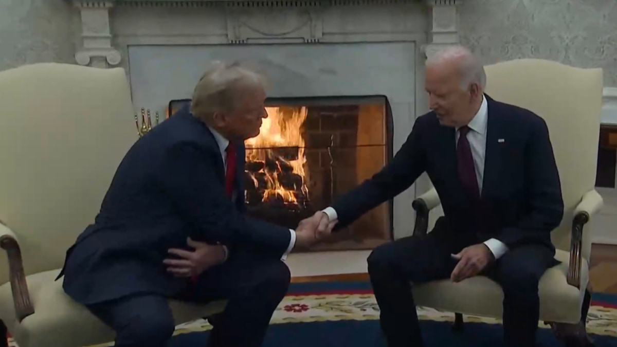 Donald Trump e Joe Biden no Salão Oval da Casa Branca.