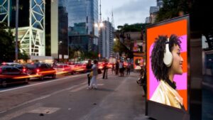 Painel da Eletromídia em ciadade urbanizada. Empresa