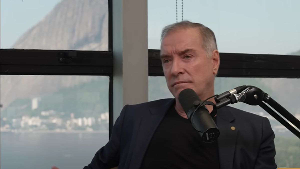 Imagem de Eike Batista em um podcast para ilustrar uma matéria jornalística sobre a vida dele e a queda na fortuna bilionária.