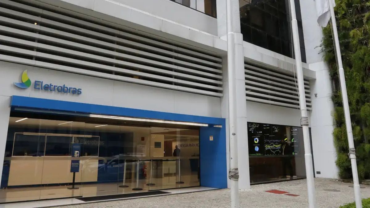 Eletrobras e União firmam acordo sobre governança, limitando poder do governo na companhia e impactando investimentos em Angra 3 e Eletronuclear.