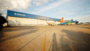 Lucro da Embraer recua 72%, mas demanda por aeronaves impulsiona receita. Empresa projeta crescimento e fluxo de caixa positivo neste ano.