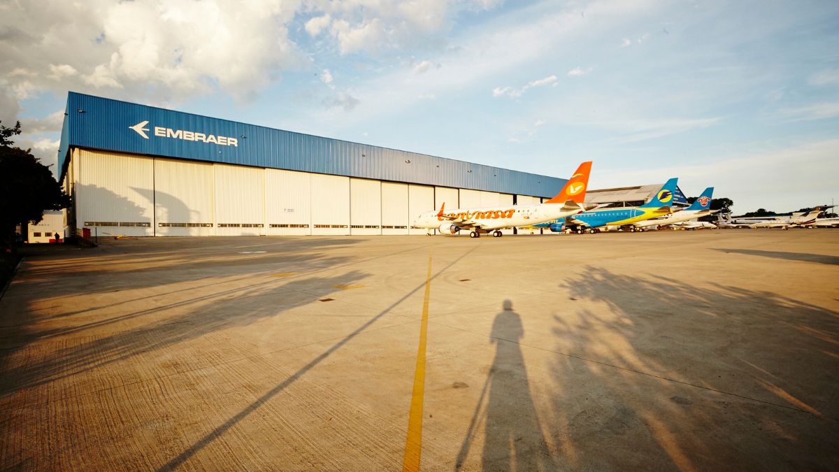 Lucro da Embraer recua 72%, mas demanda por aeronaves impulsiona receita. Empresa projeta crescimento e fluxo de caixa positivo neste ano.