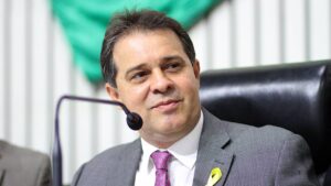 Na imagem, Evandro Leitão, presidente da Assembleia Legislativa do Ceará (Alece), durante sessão no Plenário da Alece, que terá nova inauguração