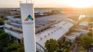 Foto aérea de fábrica da Alpargatas. Empresa registrou lucro no 3º trimestre de 2024.