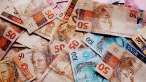 Notas de dinheiro representam descontos de até 99% no Feirão SPC Brasil ajudam milhões de inadimplentes.