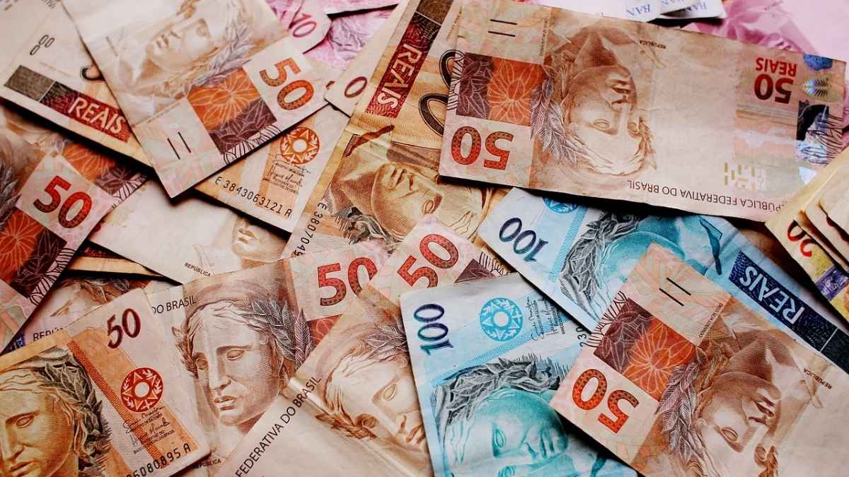Notas de dinheiro representam descontos de até 99% no Feirão SPC Brasil ajudam milhões de inadimplentes.