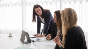 Trabalhadores em equipe discutindo projetos, representando a possível transição com o fim da escala 6x1 e novos modelos de jornada de trabalho.