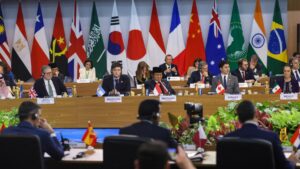 Imagem de líderes do G20 em uma reunião sobre a tributação de super-ricos.