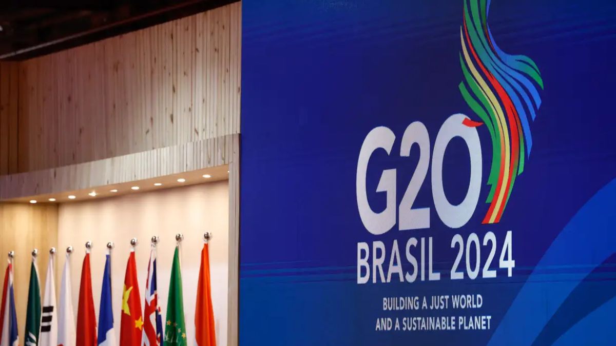 Imagem de um painel do G20 com a bandeira de vários países.