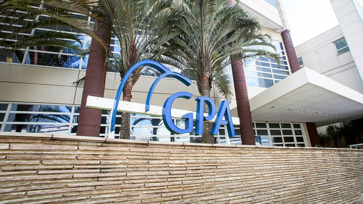 Imagem da sigla GPA em frente ao prédio do grupo para ilustrar a matéria jornalística sobre o balanço financeiro do GPA.