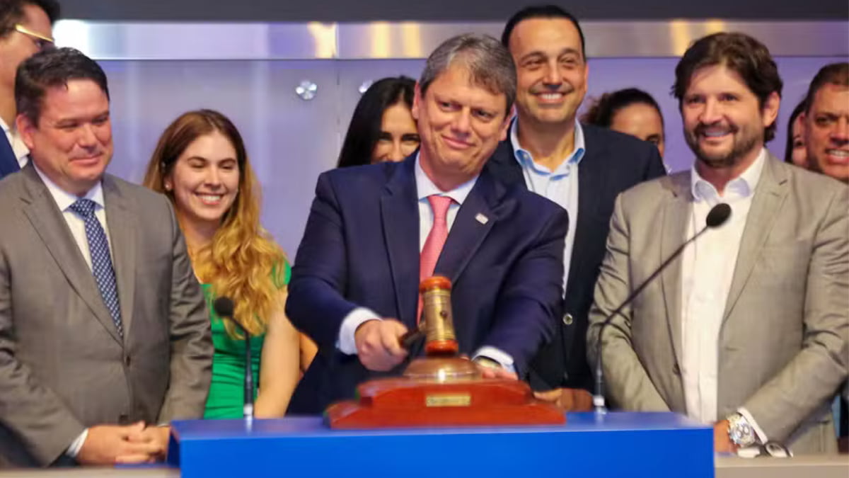 Governador Tarcísio de Freitas batendo martelo em leilão da Nova Raposo.