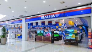 Casas Bahia registra prejuízo de R$ 408 mi no 1º tri, com alta de 56%. Receita sobe 10%, mas juros e endividamento afetam o resultado final.