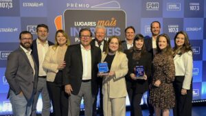 Imagem de liderança da Grupo Marquise recebendo o prêmio Lugar Incrível para Trabalhar