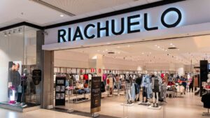 Imagem da fachada da lojas Riachuelo no Shopping Guararapes no Recife para ilustrar matéria jornalística sobre o balanço financeiro da Guararapes Riachuelo.