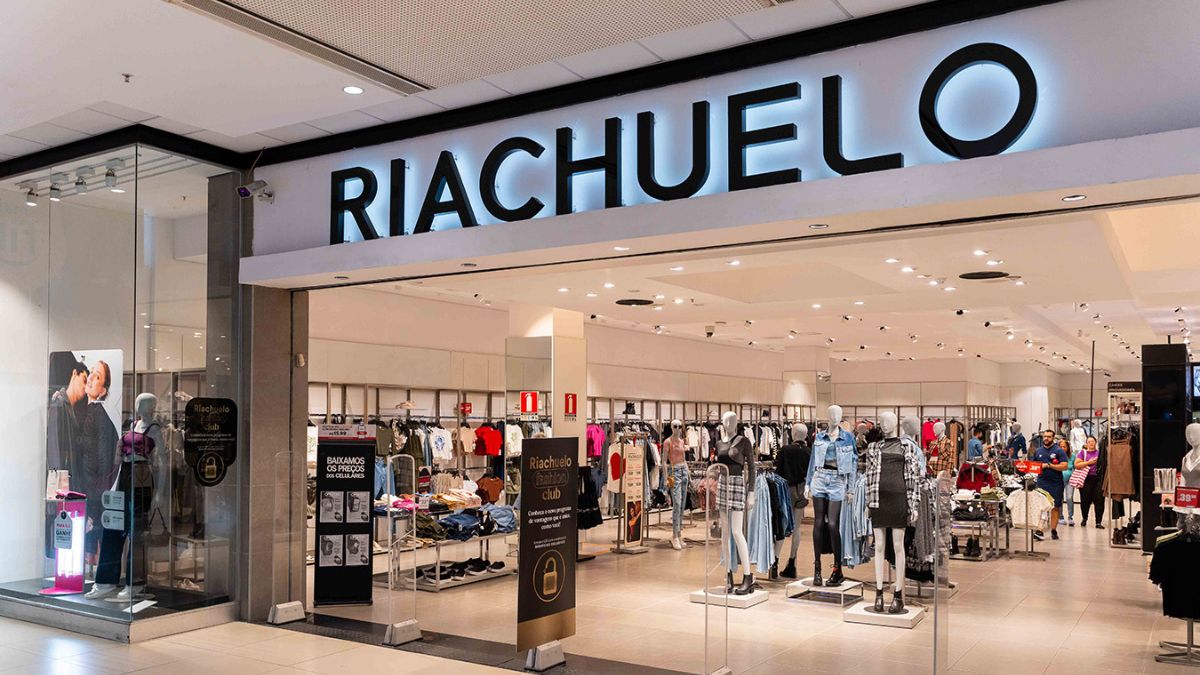 Imagem da fachada da lojas Riachuelo no Shopping Guararapes no Recife para ilustrar matéria jornalística sobre o balanço financeiro da Guararapes Riachuelo.