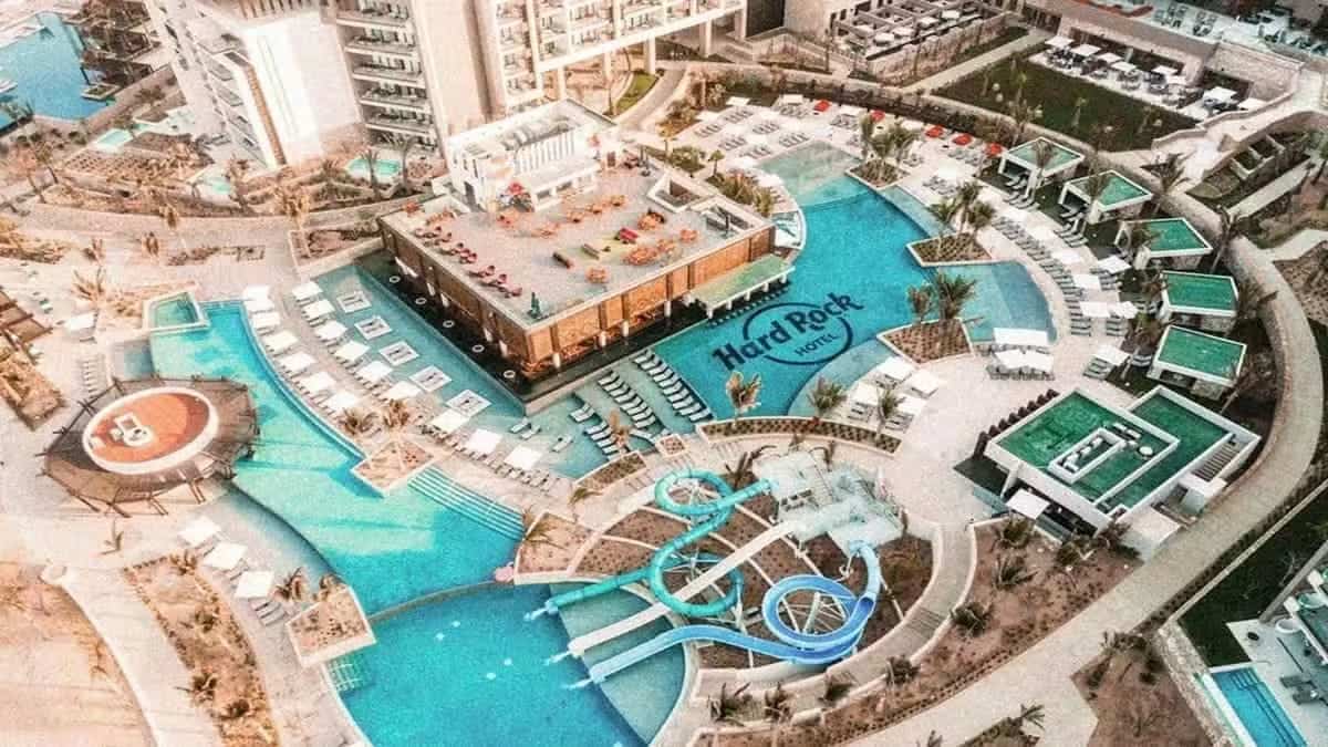 Vista da piscina do Hard Rock Hotel no Brasil, representando o conceito de lazer e sofisticação dos empreendimentos da marca no país.