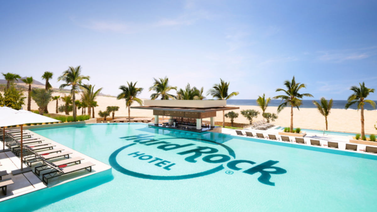 Piscina do Hard Rock Hotel no Brasil, destacando estrutura moderna e ambiente luxuoso, parte dos projetos da VCI para a rede de hotéis.