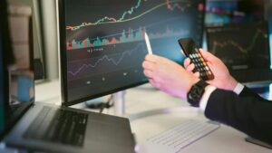 Homem negociando ações da bolsa de valores. Ibovespa (Brasil) abre a semana em queda.