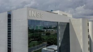 Imagem da fachada do INSS para representar a matéria sobre: Bancos devolveram ao INSS mais de R$ 7,88 bilhões em benefícios não sacados entre 2023 e 2024, prevenindo fraudes e fortalecendo o fundo previdenciário.