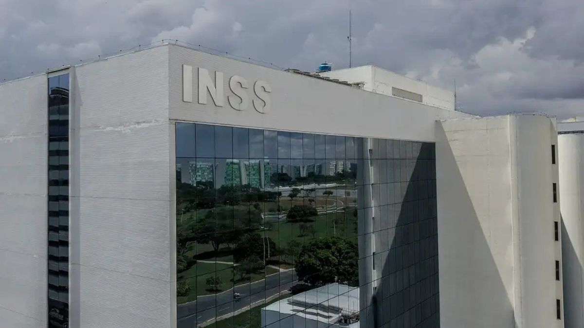 Imagem da fachada do INSS para representar a matéria sobre: Bancos devolveram ao INSS mais de R$ 7,88 bilhões em benefícios não sacados entre 2023 e 2024, prevenindo fraudes e fortalecendo o fundo previdenciário.