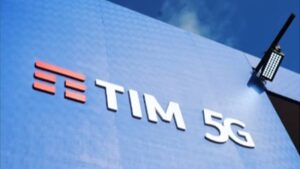 Imagem com logo da TIM 5G. Empresa divulgou balanço com lucro no 3º trimestre de 2024