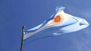A inflação na Argentina caiu para 2,2% em janeiro, menor nível desde 2020. A política econômica de Milei impacta preços e gera expectativa sobre o futuro.