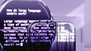 Tela de smartphone exibindo códigos em digitação, representando o impacto da inteligência artificial no mercado de trabalho discutido no G20.
