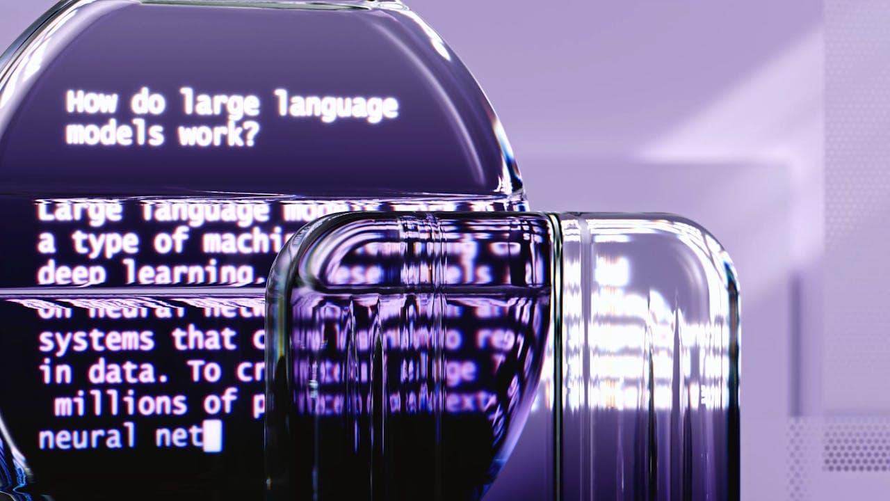 Tela de smartphone exibindo códigos em digitação, representando o impacto da inteligência artificial no mercado de trabalho discutido no G20.