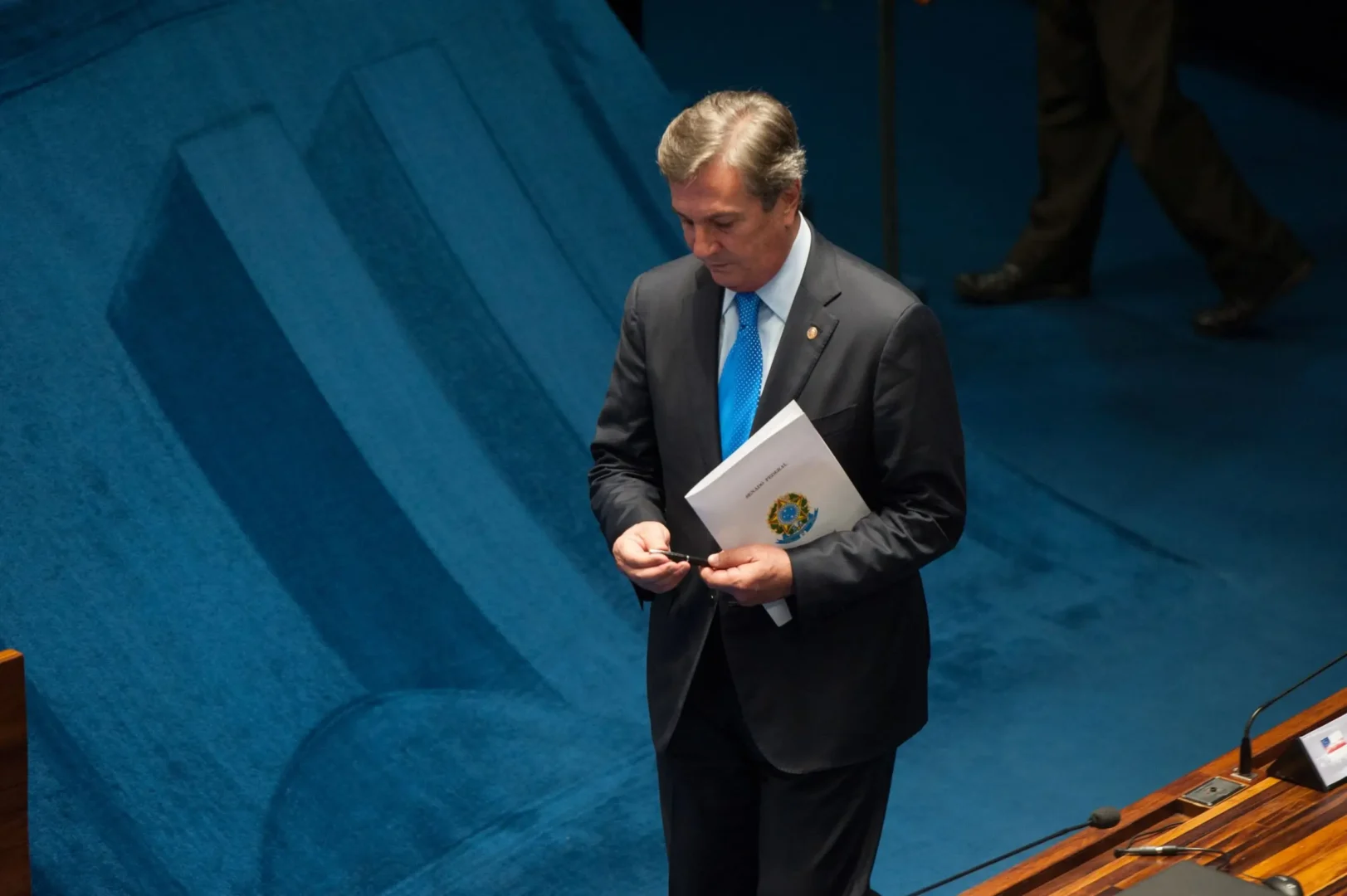 O então senador Fernando Collor de Mello caminha no plenário do Senado Federal.