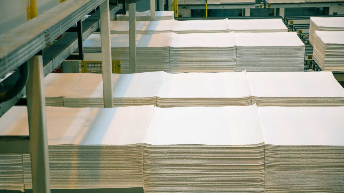 Imagem da fábrica de papel da Klabin para representar a matéria sobre o resultado financeiro do terceiro trimestre da Klabin