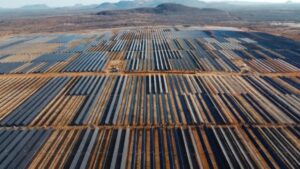 Imagem de um complexo de usina solar para ilustrar uma matéria jornalística sobre a Kroma Energia