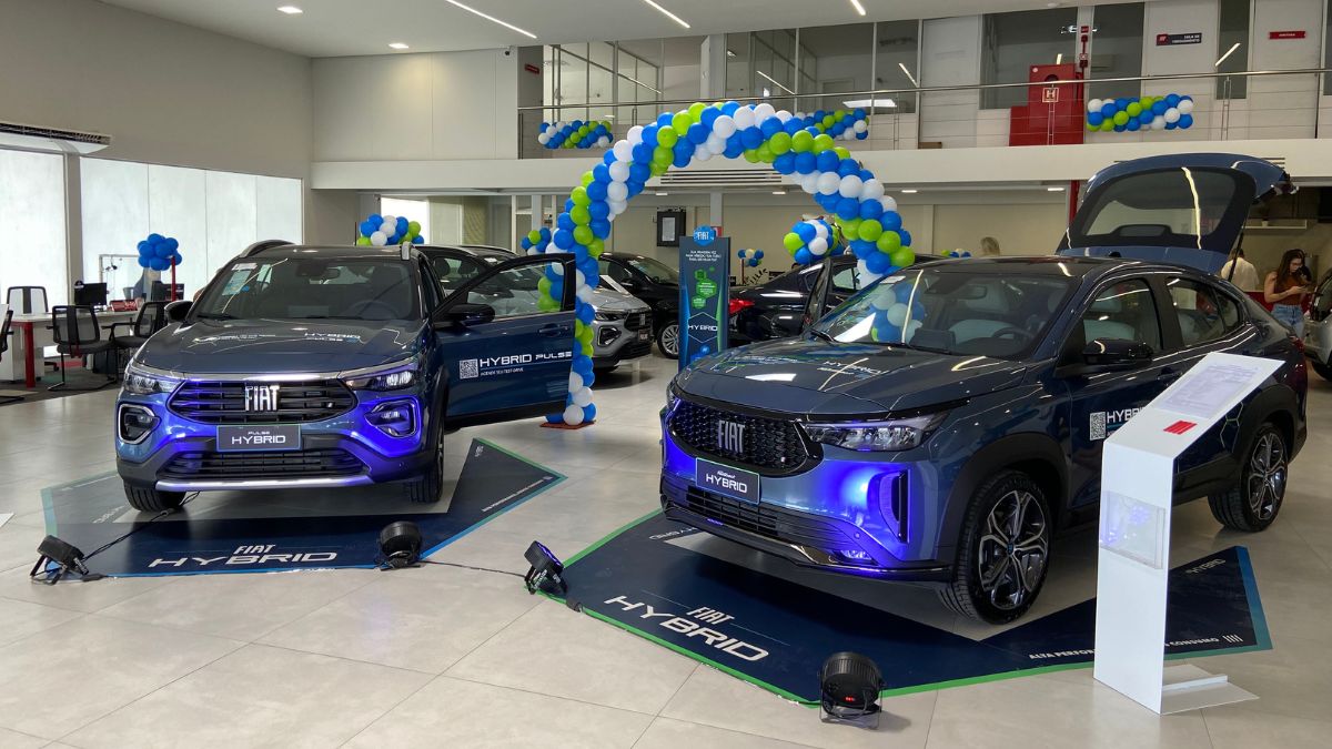 Carros Pulse e Fastback híbridos no lançamento na loja concessionária Fiat CDA, em Fortaleza.