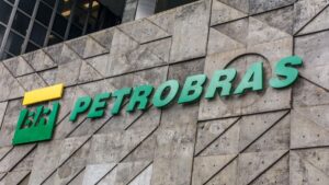 Logo da Petrobras em fachada de prédio. Empresa registrou lucro no 3T24.