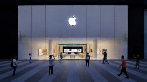 Loja da Apple na China mostra como a empresa está em constante crescimento. Buffett, bilionário dos EUS, no entanto, retirou parte de seus investimentos da empresa.