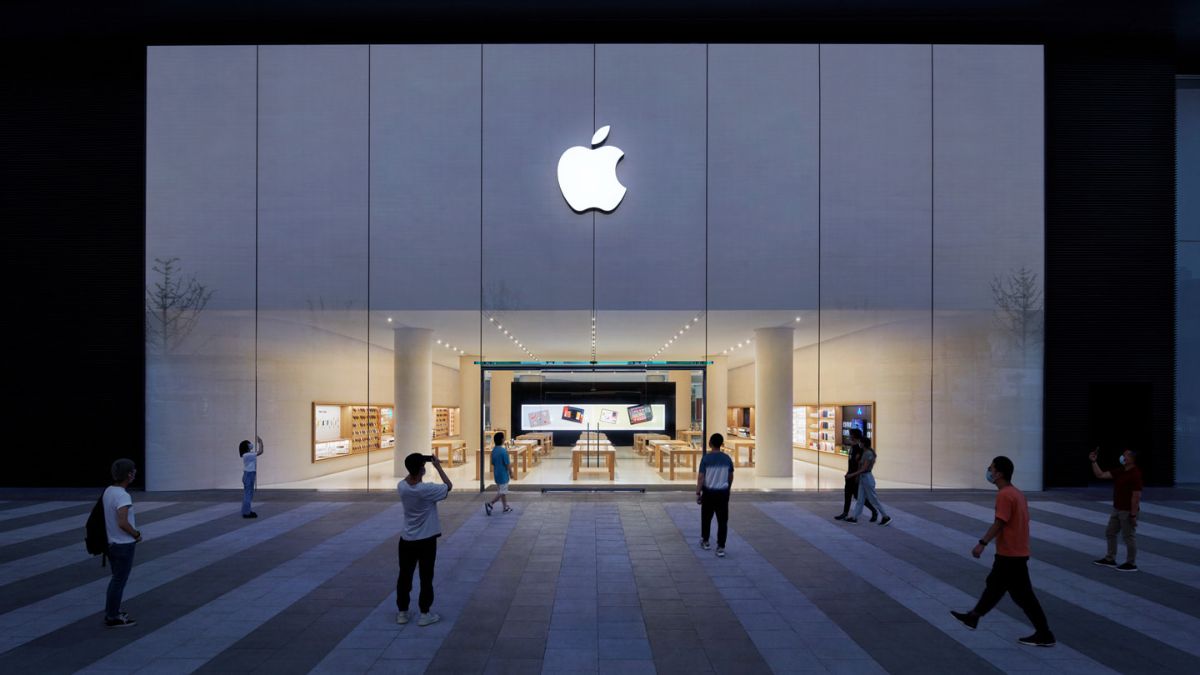 Loja da Apple na China mostra como a empresa está em constante crescimento. Buffett, bilionário dos EUS, no entanto, retirou parte de seus investimentos da empresa.