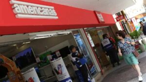 Fto de pessoas passando na frente de Loja Americanas, que registrou lucro neste 3T24, durante recuperação judicial.