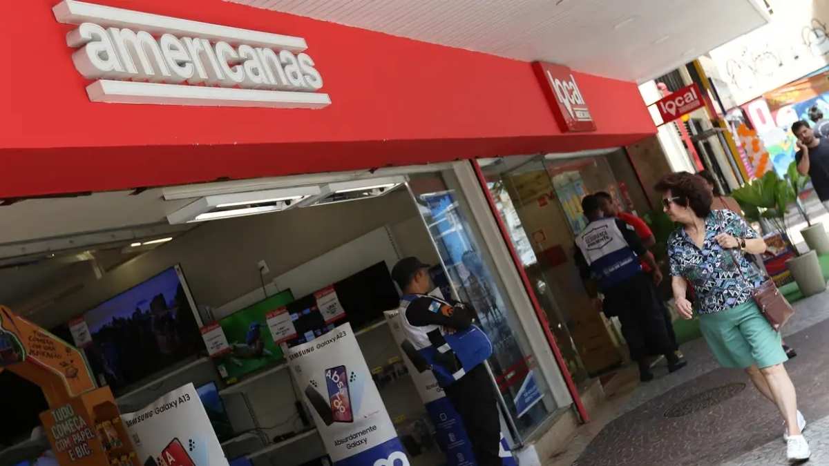 Fto de pessoas passando na frente de Loja Americanas, que registrou lucro neste 3T24, durante recuperação judicial.