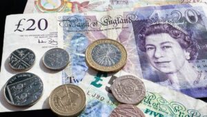 Moedas sobem no mercado financeiro. O dólar avança 1,50%, o euro se valoriza e o bitcoin recua 1,25%, fechando o dia abaixo de R$ 500 mil.