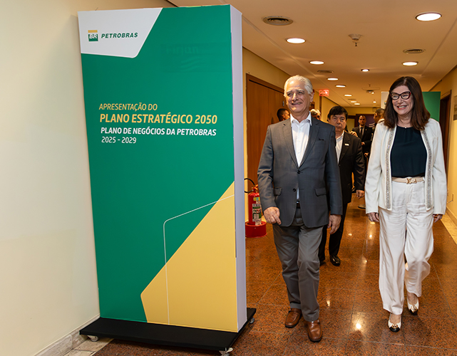 Luiz Césio Caetano, presidente da Firjan, recepcionando Magda Chambriard, presidente da Petrobras.