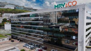 Imagem da fachada da sede da empresa da MRV&Co. A foto é para ilustrar uma matéria jornalística sobre o balaço financeiro da MRV no terceiro trimestre de 2024.